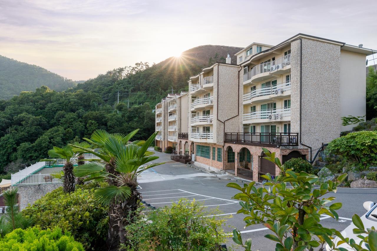 Home Fourest Resort Geoje Bagian luar foto